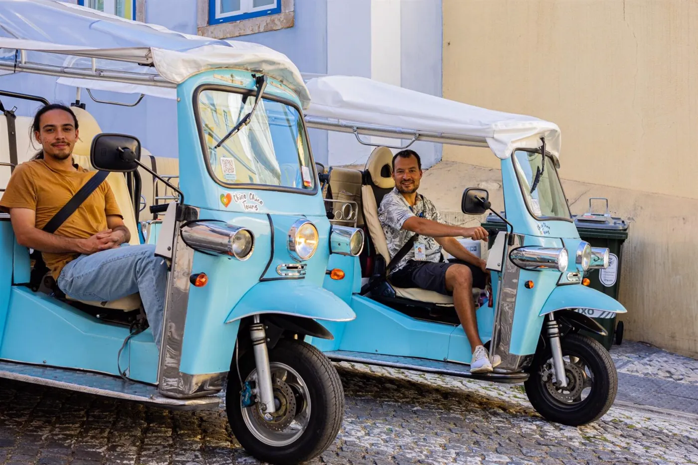 Chico Chico Tours: guests in a tuk tuk in Lisbon